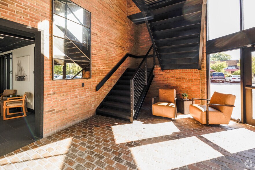 More Photos Of 220 W Bridge St, Dublin Office For Lease