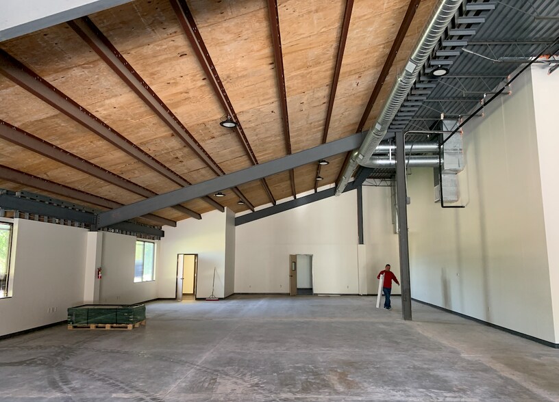 More Photos Of 817 Greenview Dr, Grand Prairie Showroom For Lease