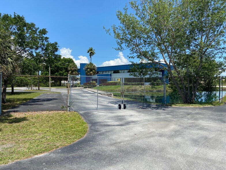 More Photos Of 1615 N 118th Ave, Saint Petersburg Flex For Lease