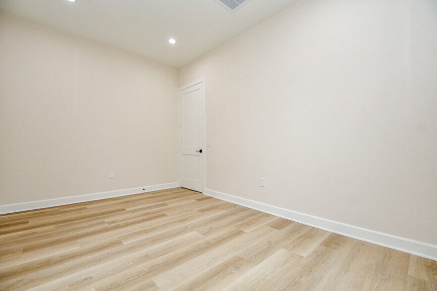 More Photos Of 1325 Main St, Katy Office For Lease