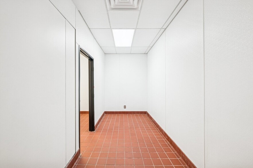 More Photos Of 15026-15080 Beltway Dr, Addison Light Manufacturing For Lease