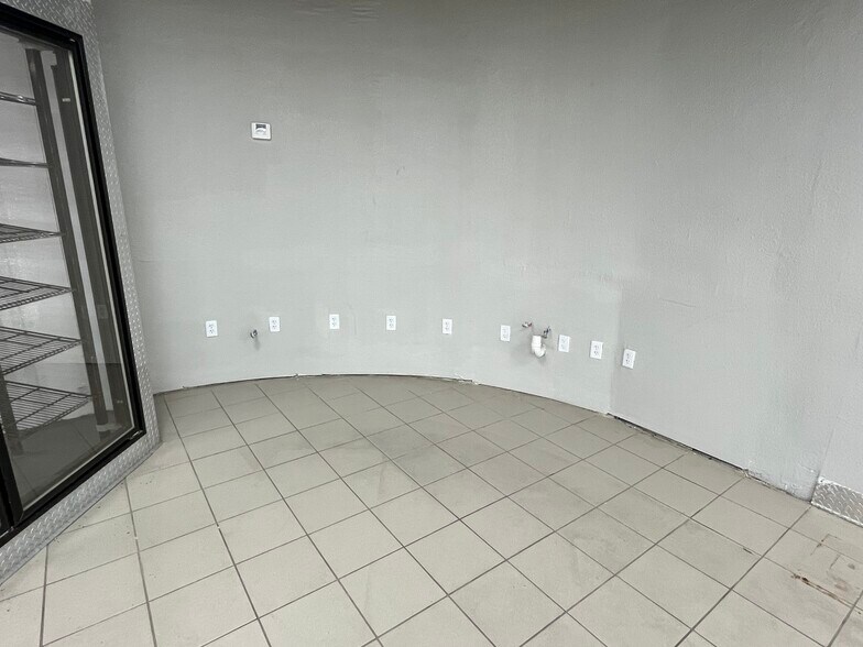 More Photos Of 2790 N Tamiami Trl, North Fort Myers Convenience Store For Sale