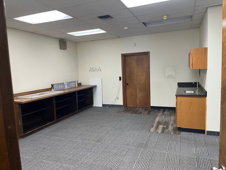 More Photos Of 100 N Morain St, Kennewick General Retail For Lease