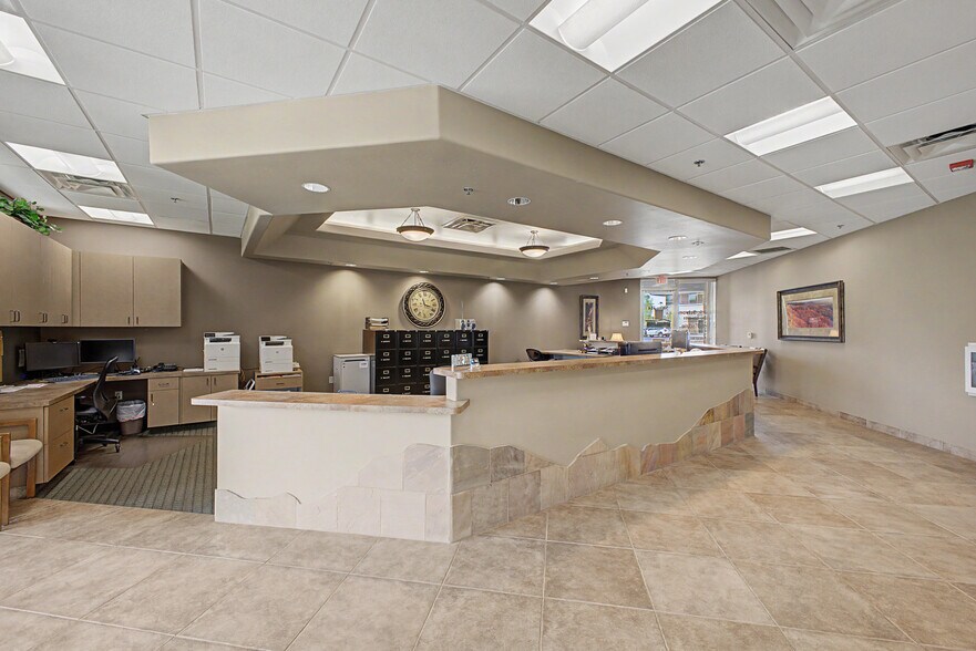 More Photos Of 565 W Chandler Blvd, Chandler Office For Lease