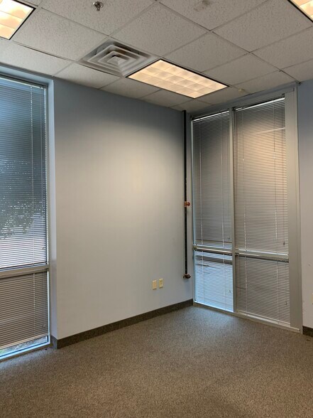 More Photos Of 1955 Lakeway Dr, Lewisville Showroom For Lease