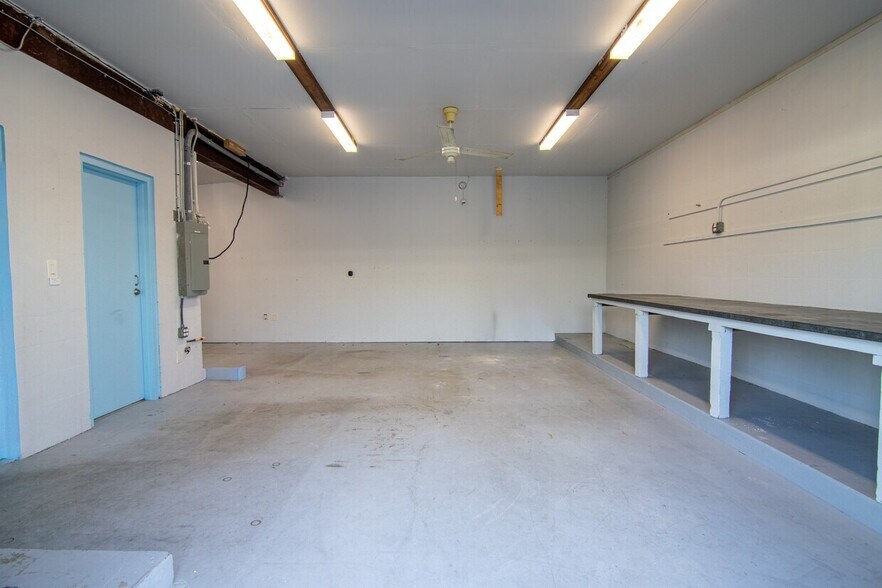 More Photos Of 7030 Burlington Ave N, Saint Petersburg Industrial For Lease