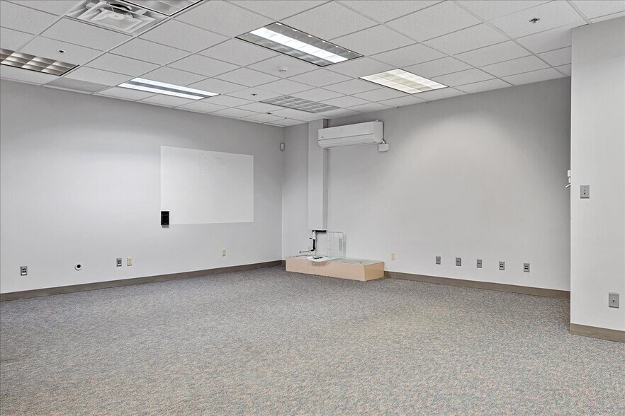 More Photos Of 740 E Ash St, Springfield Office For Lease