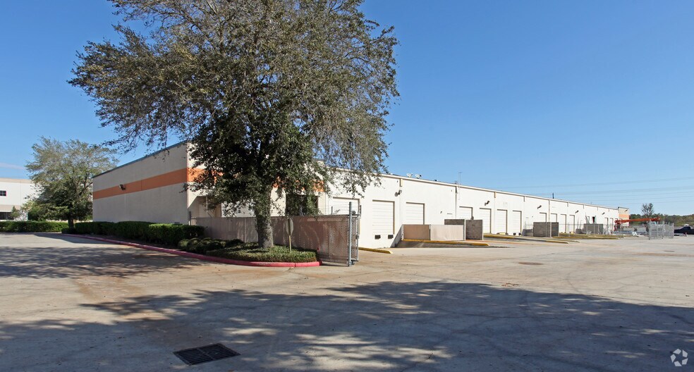 More Photos Of 16550-16560 Air Center Blvd, Houston Warehouse For Lease