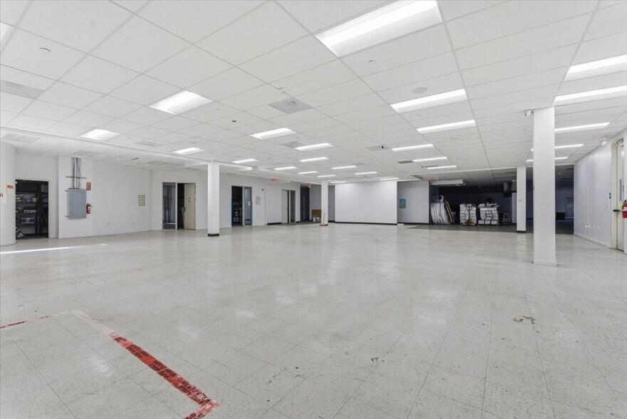 More Photos Of 6110 Variel Ave, Woodland Hills Research And Development For Lease