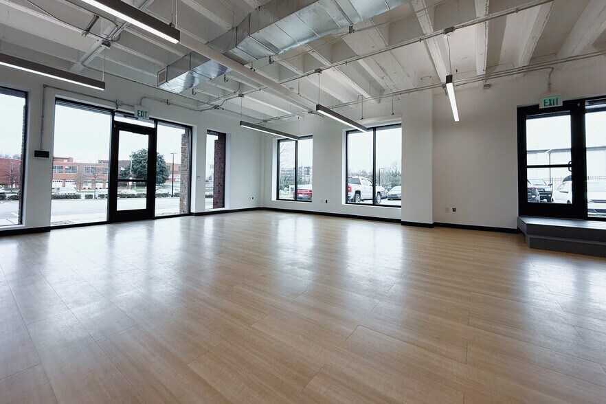 More Photos Of 1111 Hawthorne Ln, Charlotte Office For Lease