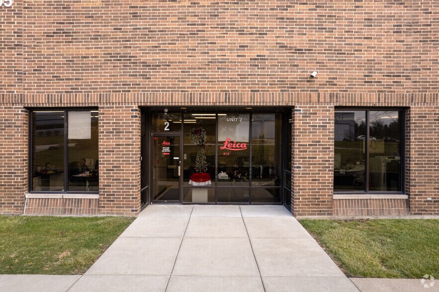 More Photos Of 905 Lakeside Dr, Gurnee Warehouse For Lease