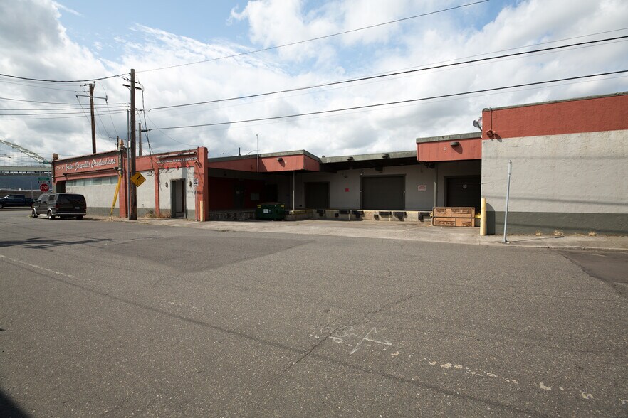 More Photos Of 2200 N Interstate Ave, Portland Warehouse For Lease