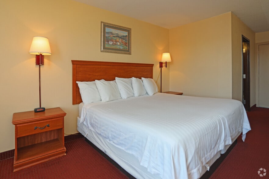 More Photos Of 127 Ontario Dr, Mount Hope Hotel For Sale