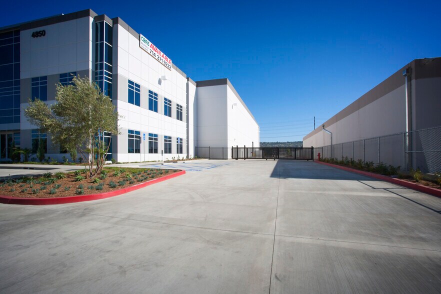 More Photos Of 4850-4852 E La Palma, Anaheim Warehouse For Lease