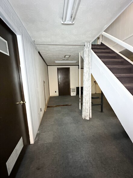 More Photos Of 2600 N Park Rd, Connersville Flex For Sale