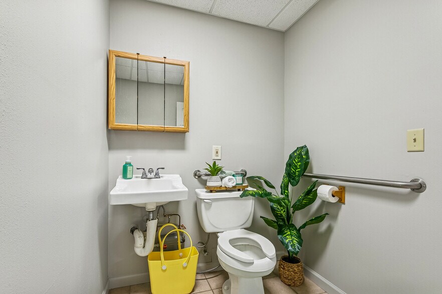 More Photos Of 1616 L And A Rd, Metairie Office For Lease