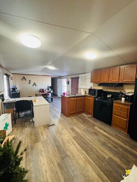 More Photos Of 5210 W Dunnam St, Hobbs Truck Terminal For Sale