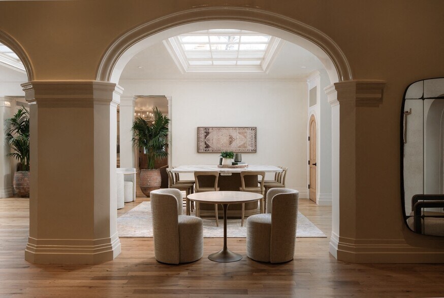 More Photos Of 527-537 State St, Santa Barbara Hotel For Lease