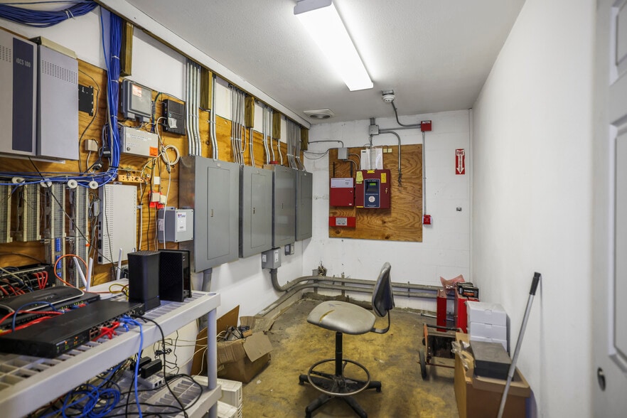 More Photos Of 1555 Sunshine Dr, Clearwater Warehouse For Sale