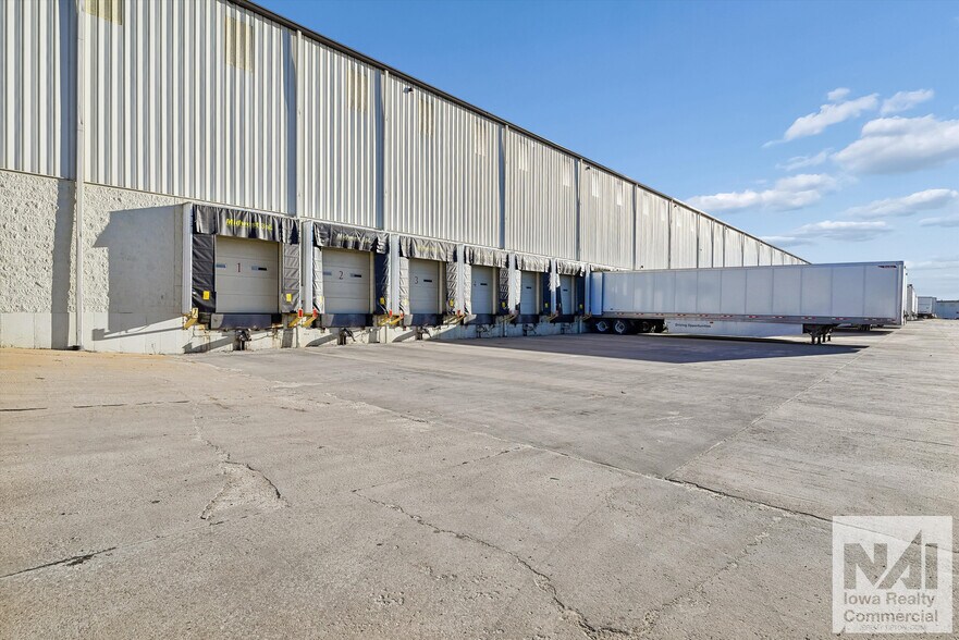 More Photos Of 4600-5000 20th Ave SW, Cedar Rapids Warehouse For Lease