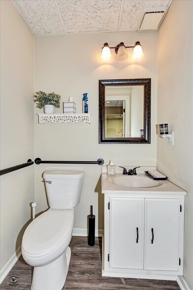 More Photos Of 1112 E Railroad St, Sandwich Office For Sale