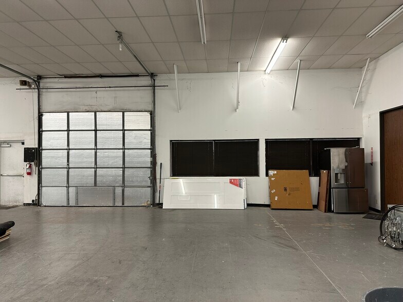 More Photos Of 10595 Westoffice Dr, Houston Light Distribution For Sale