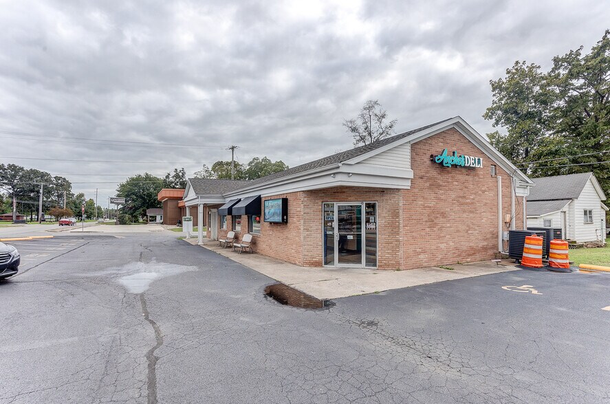 More Photos Of 109 S Park St, Sesser Fast Food For Sale