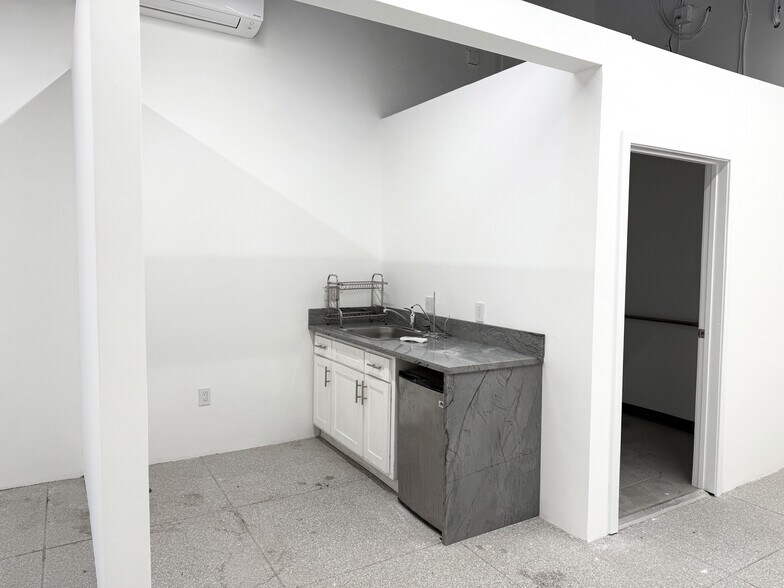 More Photos Of 4624-4626 W Washington Blvd, Los Angeles Freestanding For Lease