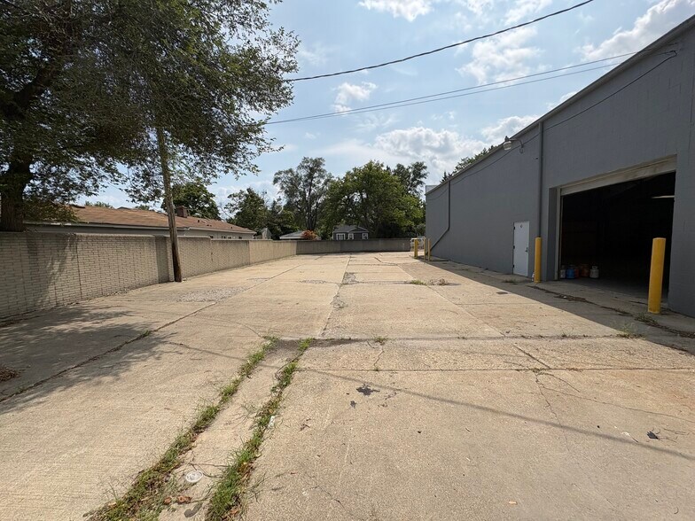 More Photos Of 21520 Groesbeck Hwy, Warren Warehouse For Sale