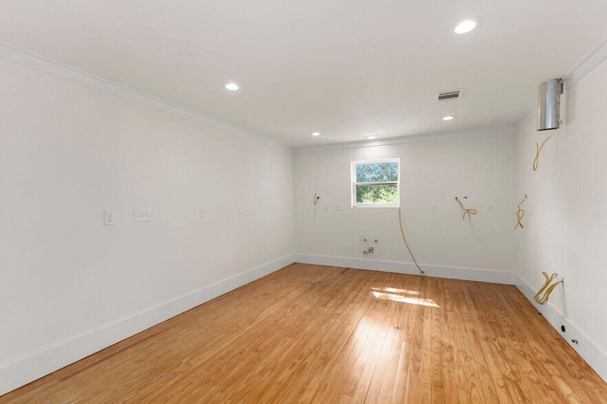 More Photos Of 824 High St, Comfort Winery Vineyard For Sale