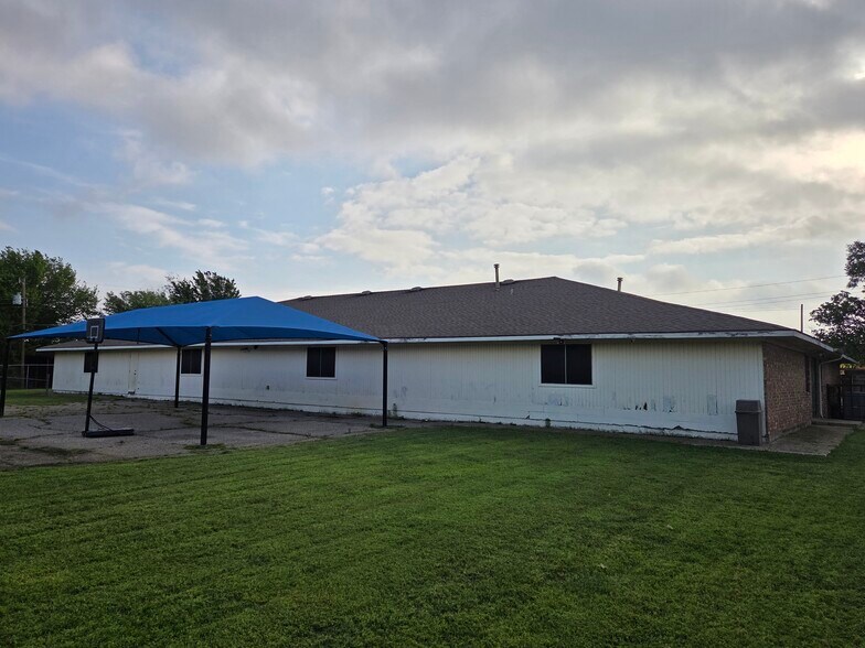 More Photos Of 1339 N Masters Dr, Dallas General Retail For Sale