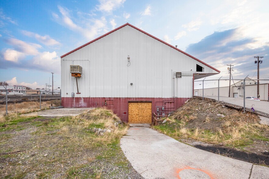 More Photos Of 206 N Benton St, Kennewick Warehouse For Lease