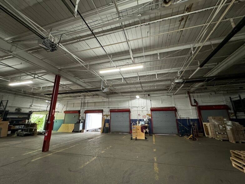 More Photos Of 372 Pasco Rd, Springfield Warehouse For Lease