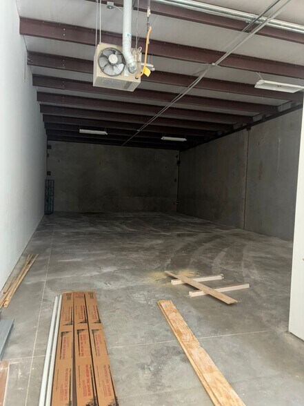 More Photos Of 4814 Alexander Ln, Dallas Showroom For Lease