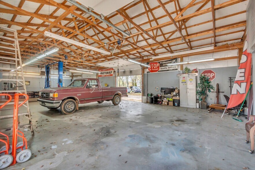More Photos Of 6522 Polk Ln, Columbia Auto Repair For Sale