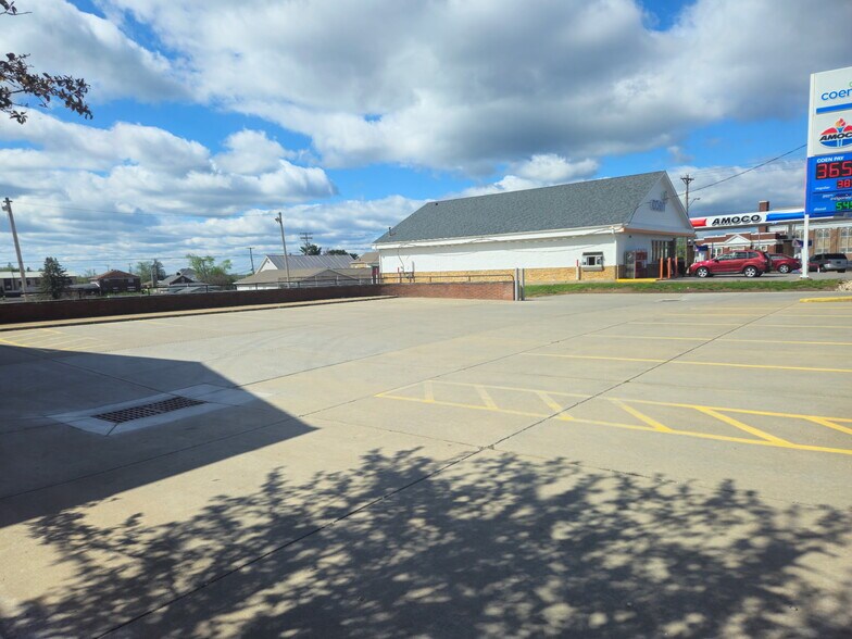 More Photos Of 600 Main St, Wintersville Bank For Lease