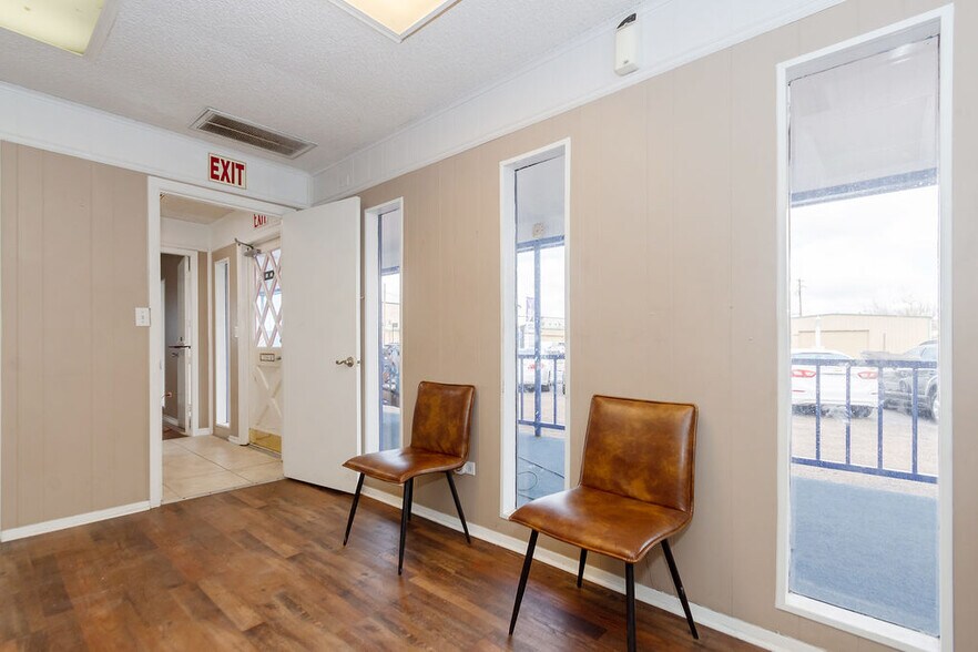 More Photos Of 120 E Mulberry St, Angleton Auto Dealership For Lease