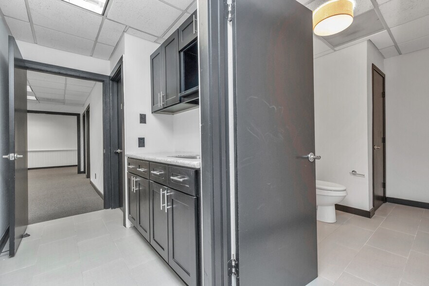 More Photos Of 8703 Meadowcroft Dr, Houston Medical For Sale