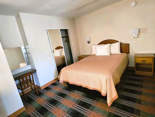 More Photos Of 1315 N State St, Iola Hotel For Sale
