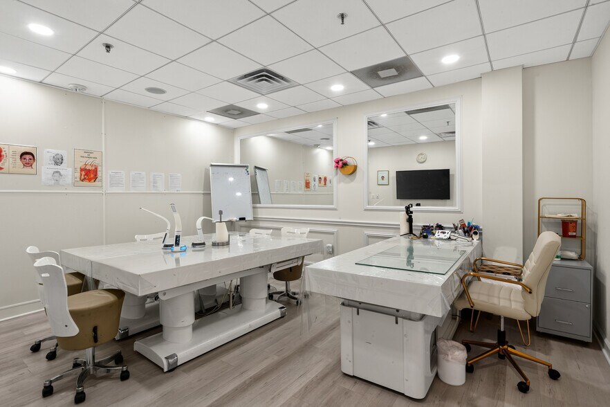 More Photos Of 7601 Lewinsville Rd, McLean Medical For Sale