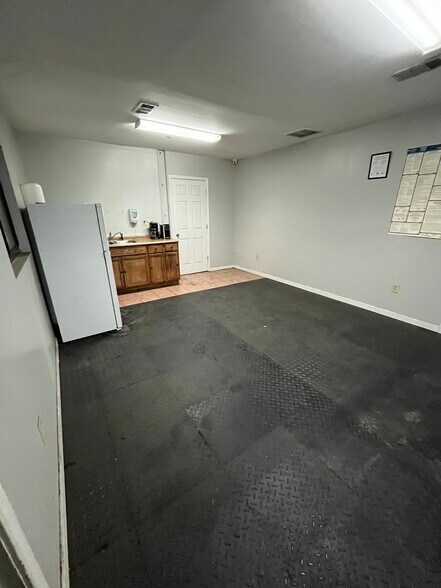 More Photos Of 285 W Trigg Ave, Memphis Manufacturing For Lease