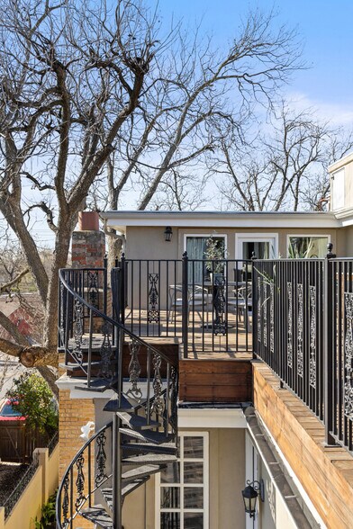 More Photos Of 1810 W 35th St, Austin Specialty For Sale