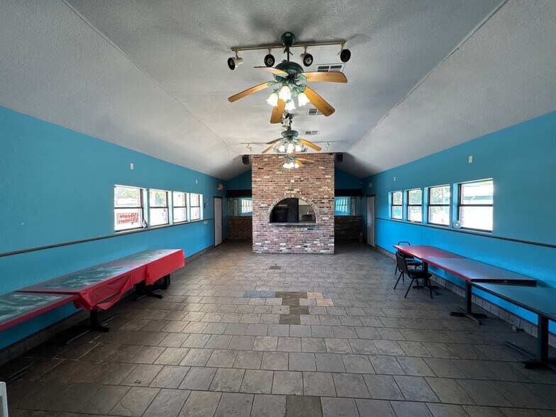 More Photos Of 520 W Broadway, Seminole Flex For Sale