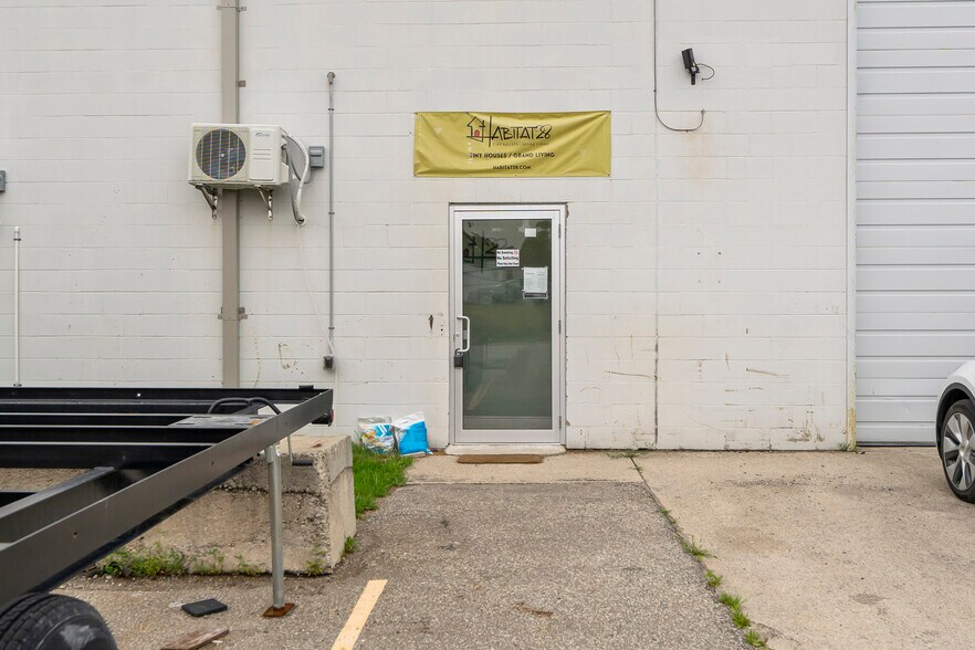 More Photos Of 47 Morton Av E, Brantford Warehouse For Lease