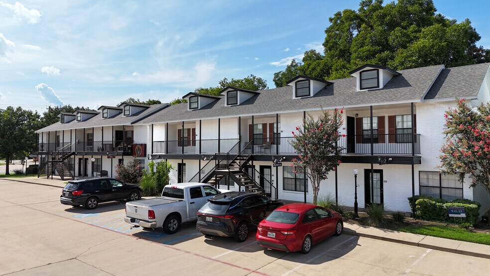 More Photos Of 405 S Elm St, Denton Apartments For Sale
