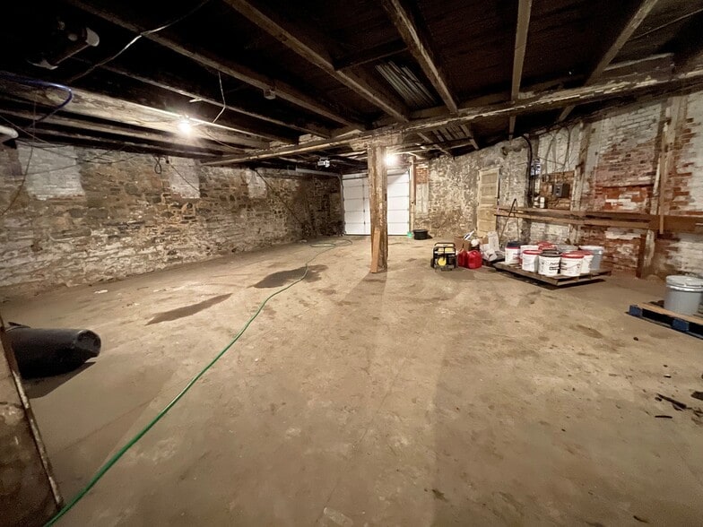 More Photos Of 130 W 3rd St, Waynesboro Light Distribution For Lease