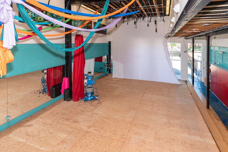 More Photos Of 512 N Pacific Coast Hwy, Redondo Beach Freestanding For Sale