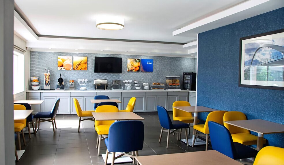 More Photos Of 214 W 9th St, Coralville Hotel For Sale