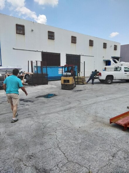 More Photos Of 225 W 74th Pl, Hialeah Warehouse For Lease