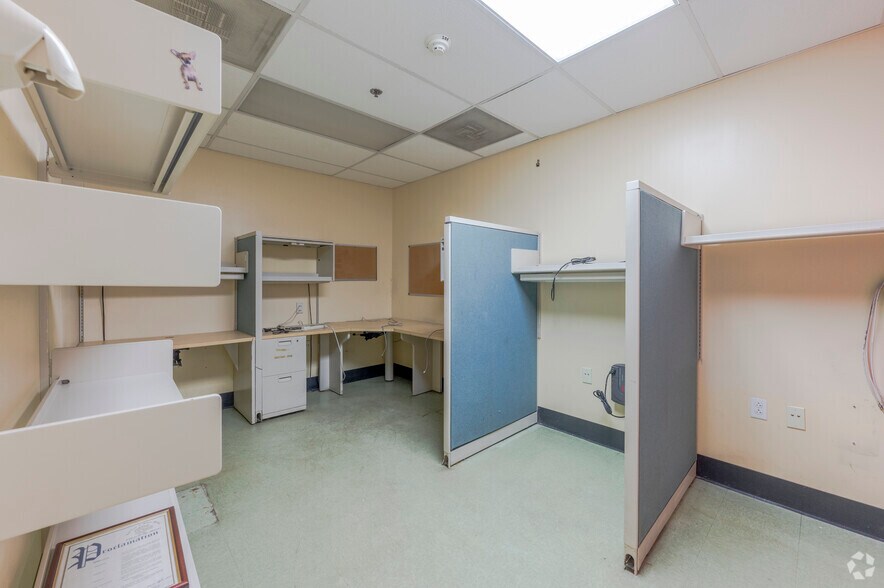 More Photos Of 1 Brockway Pl, White Plains Veterinarian Kennel For Lease